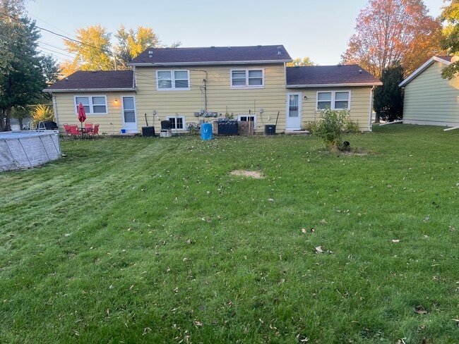 805 E South St in Beaver Dam, WI - Foto de edificio - Building Photo