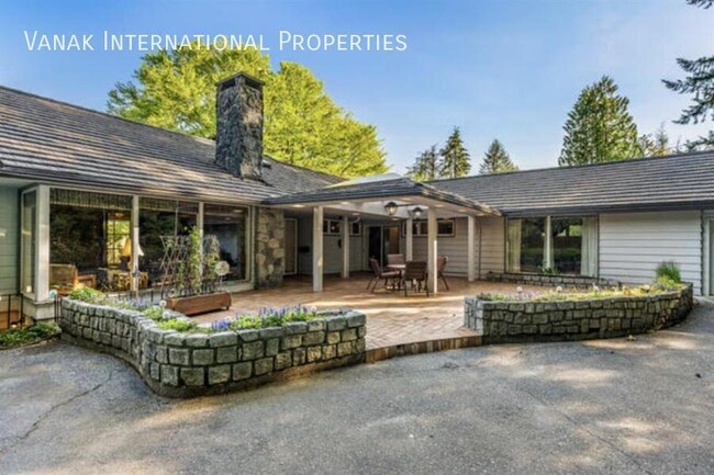 Pet-Friendly 2-Bedroom Basement Suite in L in West Vancouver, BC - Building Photo - Building Photo