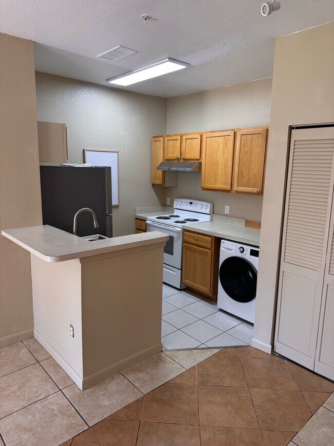 9085 Lee Vista Blvd, Unit 1007 in Orlando, FL - Foto de edificio - Building Photo