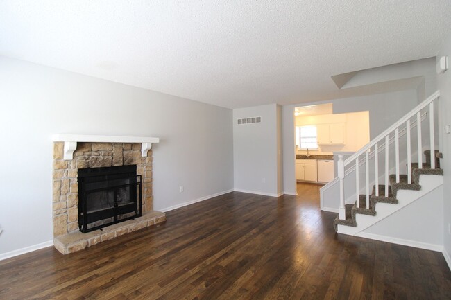 121 N Saxony Dr in Olathe, KS - Building Photo - Building Photo