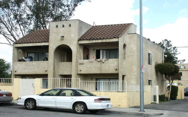 12521 Saticoy St in North Hollywood, CA - Building Photo