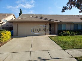 1077 Courtyard Dr in Yuba City, CA - Building Photo