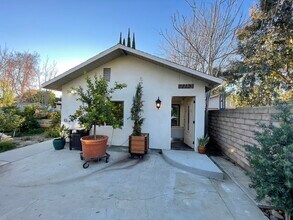 7713 Owensmouth Ave in Canoga Park, CA - Foto de edificio - Building Photo