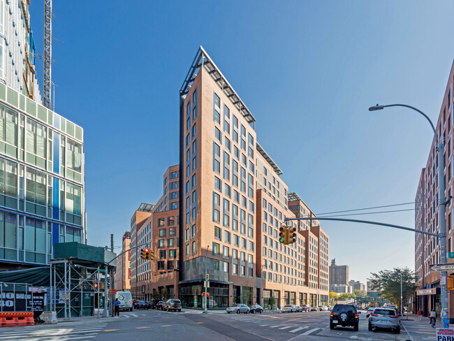 La Central in Bronx, NY - Foto de edificio - Building Photo