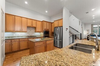 902 Reinerman St in Houston, TX - Foto de edificio - Building Photo