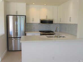 100 Lucky Dr in Corte Madera, CA - Building Photo - Building Photo