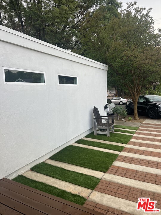 7040 Semrad Rd in Los Angeles, CA - Building Photo - Building Photo