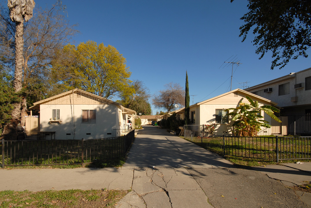 15941-15943 Victory Blvd in Van Nuys, CA - Building Photo