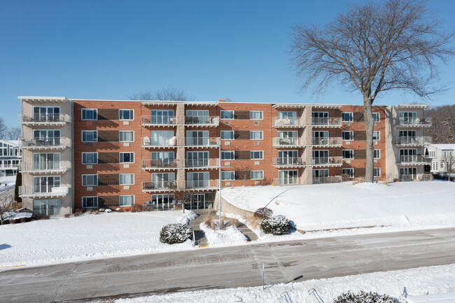 Fontana Shores Condominiums in Fontana, WI - Foto de edificio - Building Photo