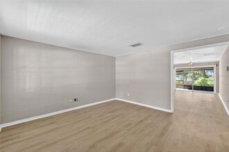 1712 Village Ct in Brandon, FL - Foto de edificio - Building Photo