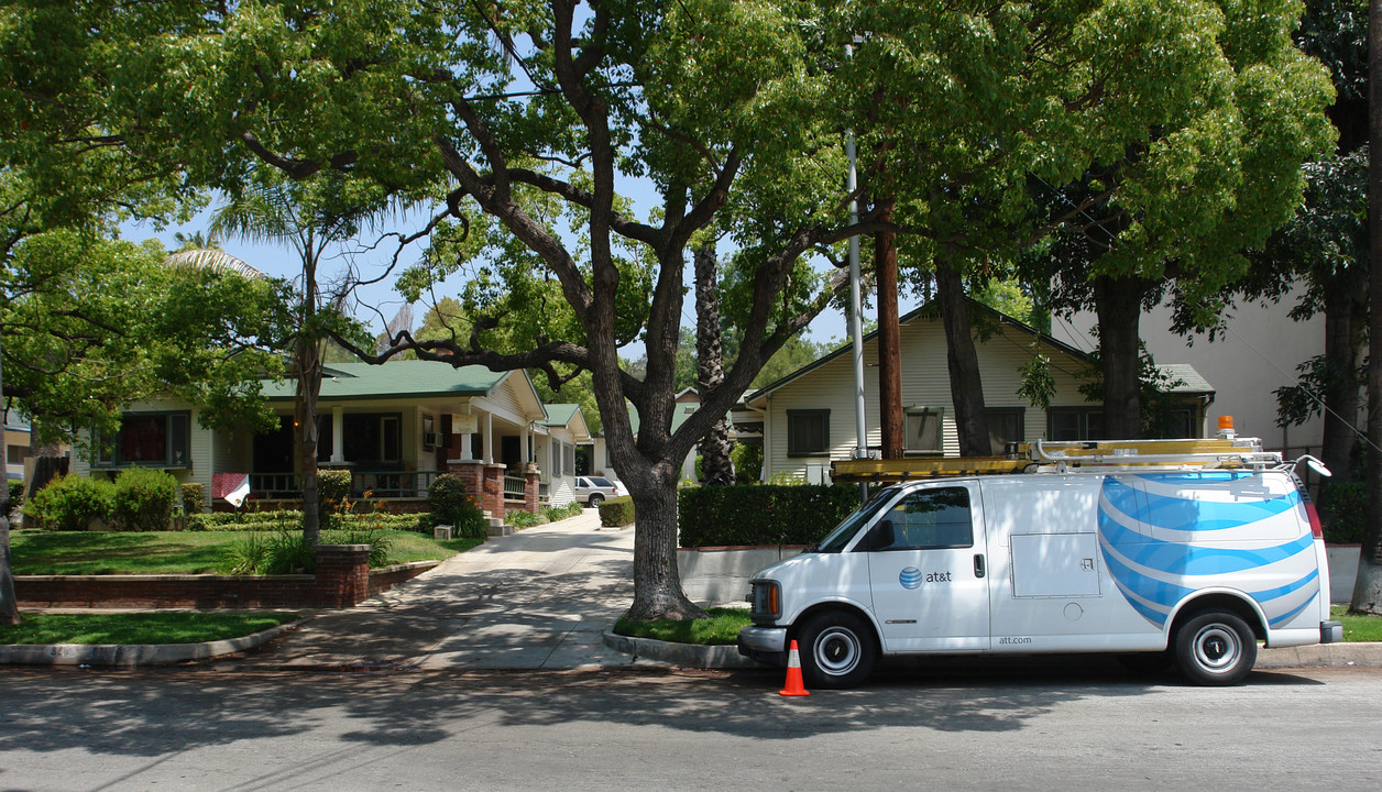 855-871 E Elizabeth St in Pasadena, CA - Building Photo