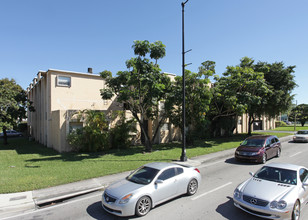 1201 Le Jeune Rd in Miami, FL - Building Photo - Building Photo