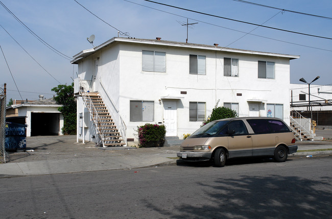 10933 Acacia Ave in Inglewood, CA - Building Photo - Building Photo