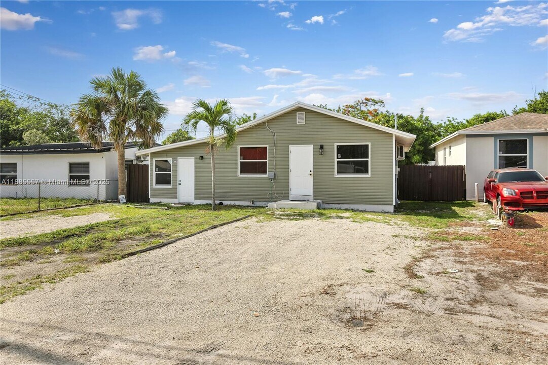 3633 SW 12th Ct in Fort Lauderdale, FL - Building Photo