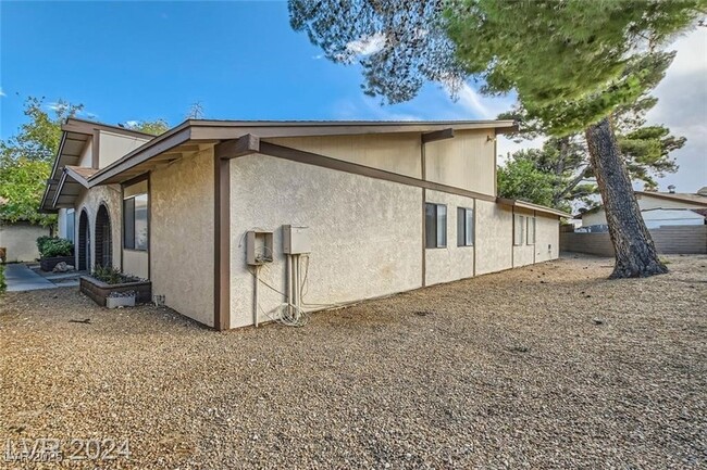 property at 5913 Smoke Ranch Rd