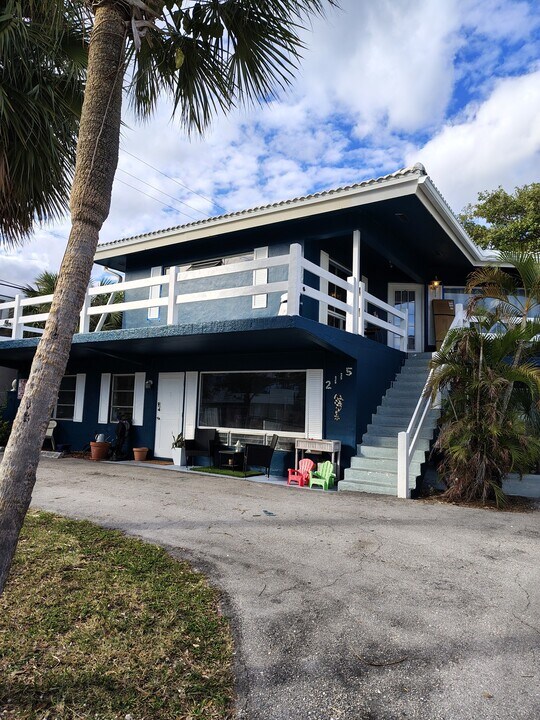 2115 NE 37th St in Fort Lauderdale, FL - Foto de edificio