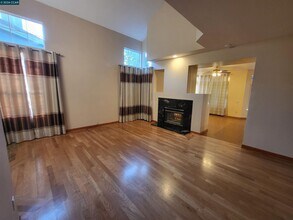 176 Scotts Valley in Hercules, CA - Building Photo - Building Photo