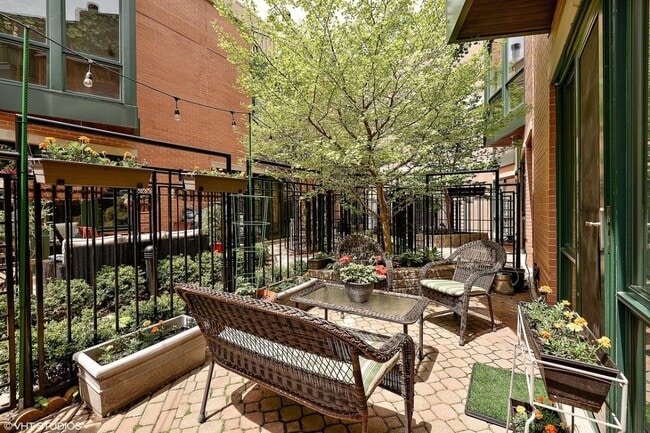 2910 N Commonwealth Ave in Chicago, IL - Building Photo - Building Photo