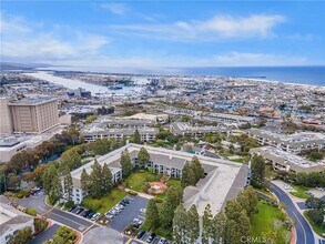 300 Cagney Ln, Unit 212 in Newport Beach, CA - Foto de edificio - Building Photo