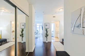 18 York St in Toronto, ON - Building Photo - Building Photo