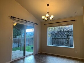 1443 SW Sturgeon Ct in Grants Pass, OR - Building Photo - Building Photo