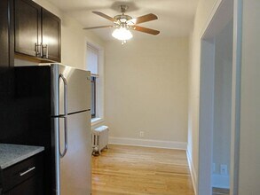 428 W Surf St, Unit 2B in Chicago, IL - Foto de edificio - Building Photo