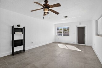 642 SW 11th St in Hallandale Beach, FL - Foto de edificio - Building Photo