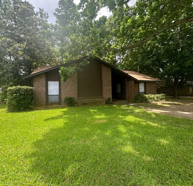 5718 Wares Ferry Rd in Montgomery, AL - Building Photo - Building Photo