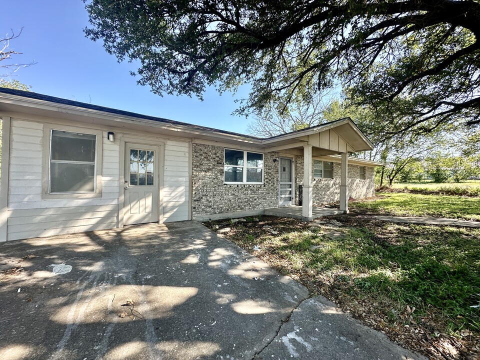 206 Elizabeth St in Hico, TX - Building Photo