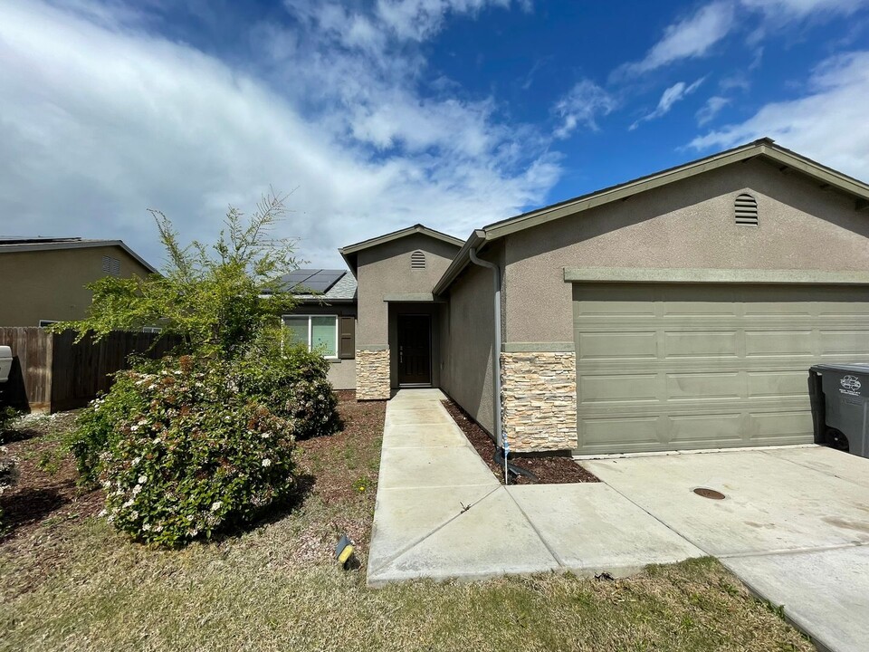 1418 Willmot Ave in Los Banos, CA - Building Photo