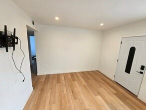 14929 Titus St, Unit a in Los Angeles, CA - Building Photo - Building Photo