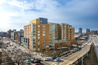 The Bridges Dinkytown in Minneapolis, MN - Foto de edificio - Building Photo