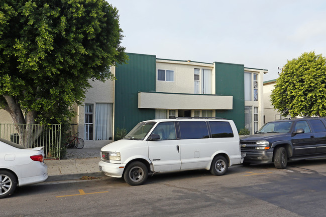 19050 Bryant St in Northridge, CA - Foto de edificio - Building Photo