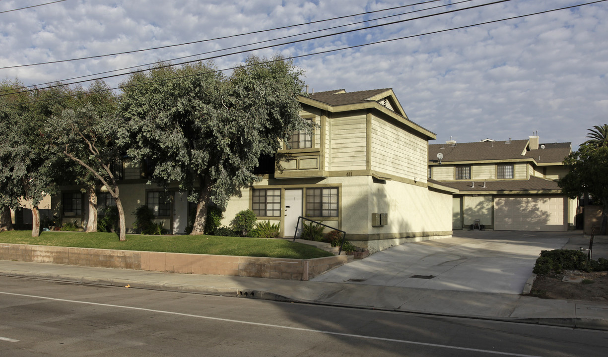 411-421 W Lambert Rd in La Habra, CA - Building Photo