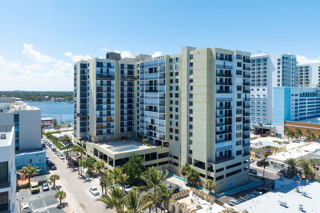 Crystal Tower in Hollywood, FL - Building Photo - Building Photo