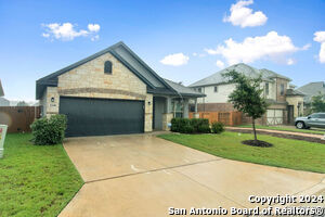 1240 Loma Rnch in Canyon Lake, TX - Foto de edificio