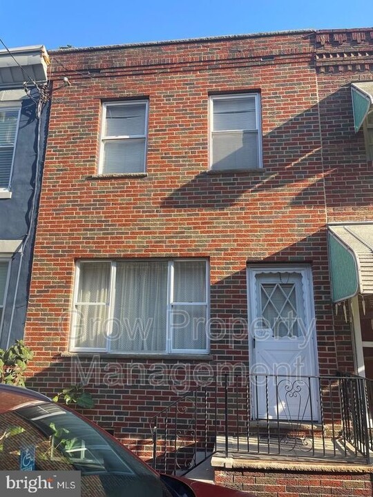 925 Watkins St in Philadelphia, PA - Building Photo