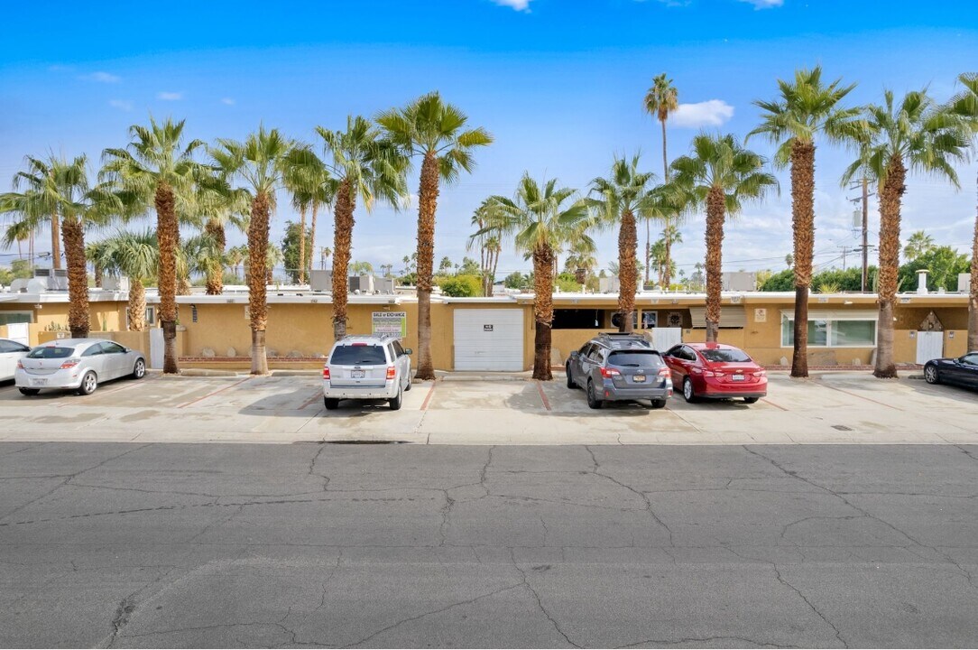 556 S Highland Dr in Palm Springs, CA - Building Photo