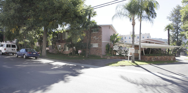 11120 Acama St in North Hollywood, CA - Building Photo - Building Photo