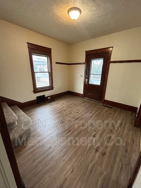 587 N Courtland St in East Stroudsburg, PA - Building Photo - Building Photo