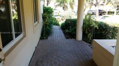 10136 NW 43rd Terrace in Doral, FL - Building Photo - Building Photo