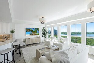 295 Grande Way in Naples, FL - Building Photo