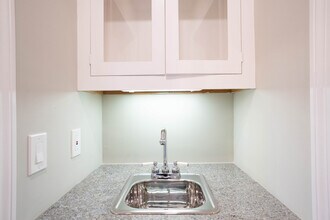 40 Puddingstone Ln in Newton, MA - Foto de edificio - Building Photo