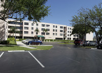 Federation Gardens in Miami, FL - Building Photo - Building Photo