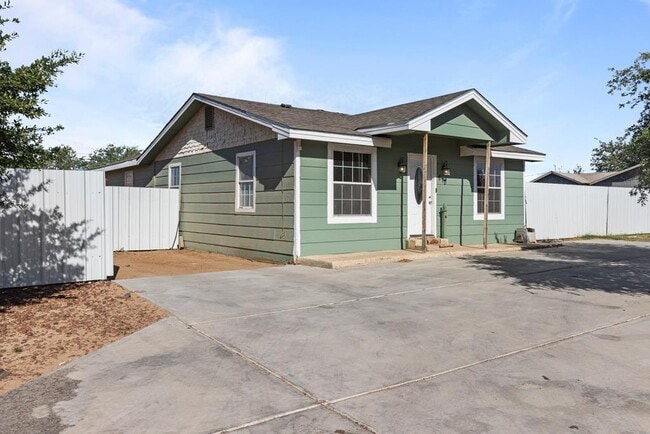 property at 610 S Clay St