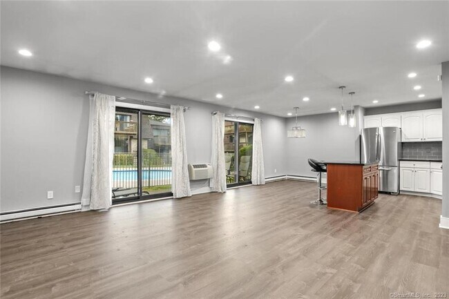 255 Strawberry Hill Ave in Stamford, CT - Building Photo - Building Photo