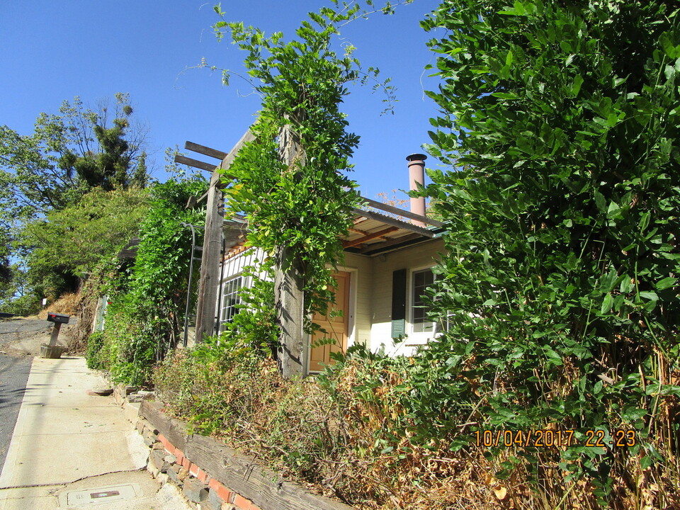 252 Yaney Ave in Sonora, CA - Foto de edificio