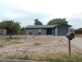 110 Danielle Dr in Del Rio, TX - Building Photo