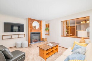 1207 W Ridgeview Dr in Appleton, WI - Building Photo