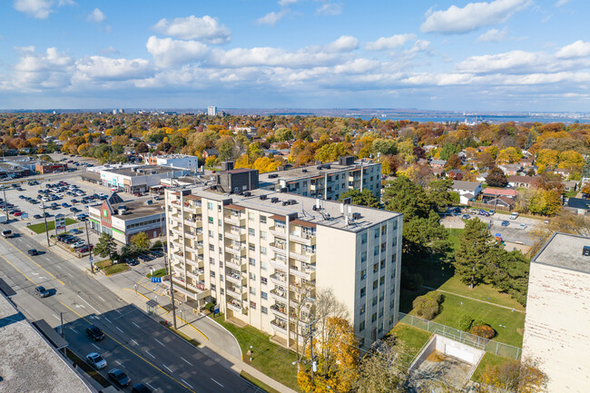 Wilshire West in Hamilton, ON - Building Photo - Building Photo